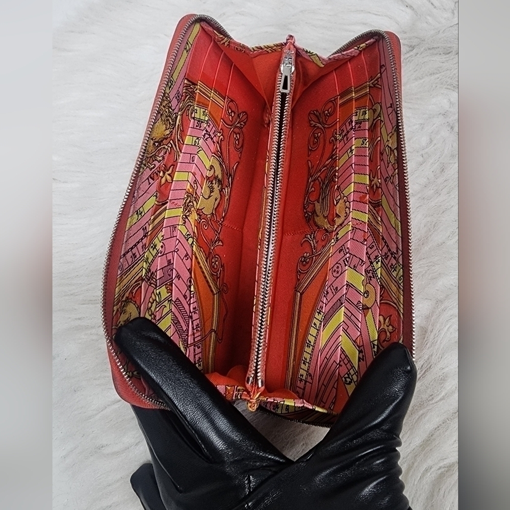 Hermès Leather Wallet – A Timeless Luxury with Character - Picture 6 of 12
